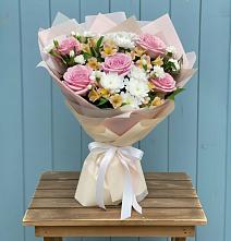 Букет цветов из:  Гвоздики, Орхидеи и Розы в Камышине