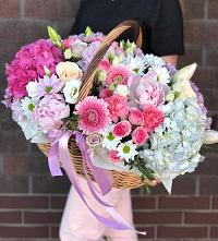 Цветочная композиция из Розы, Хризантемы, Пионы и Лизиантусы в корзине в Камышине