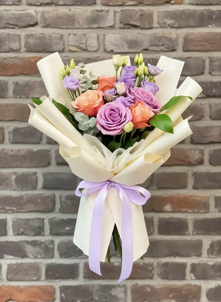 Букет цветов из: Лизиантусы и Розы в Камышине