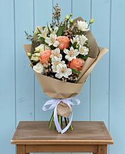 Букет цветов из:  Альстромерии, Лизиантусы, Розы и Хризантемы в Камышине