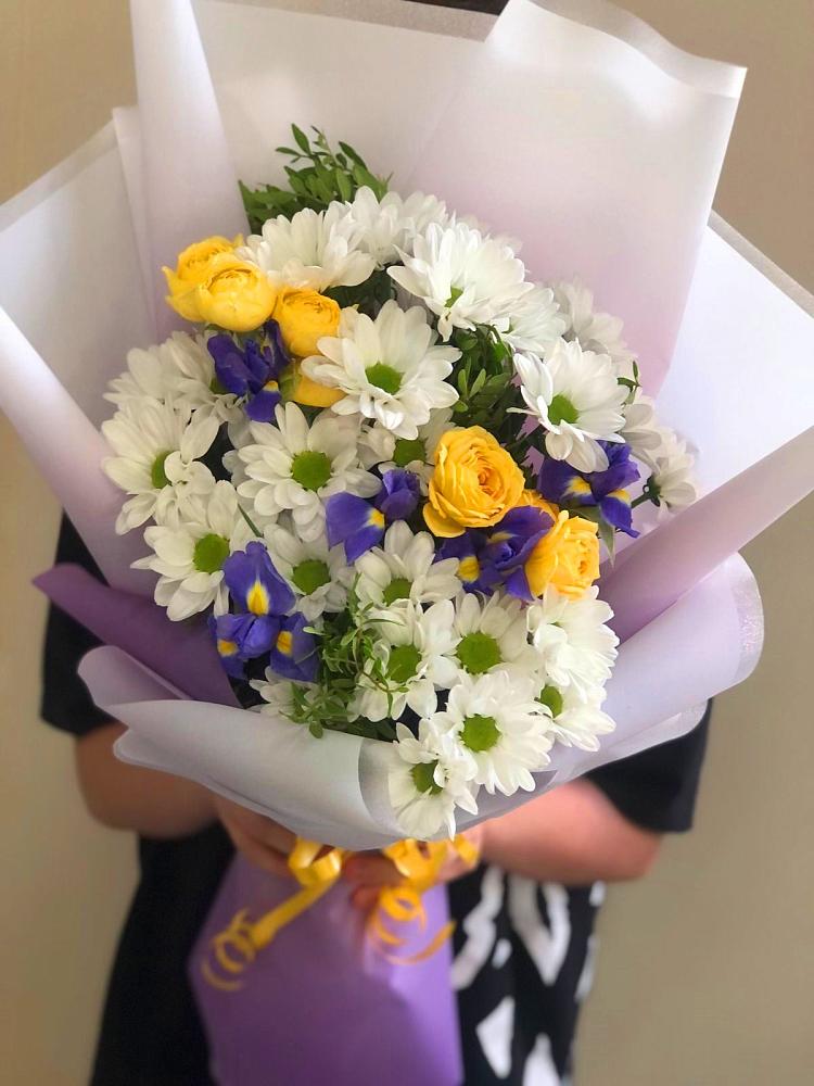 Букет цветов из: Ирисы, Хризантемы и Розы в Камышине