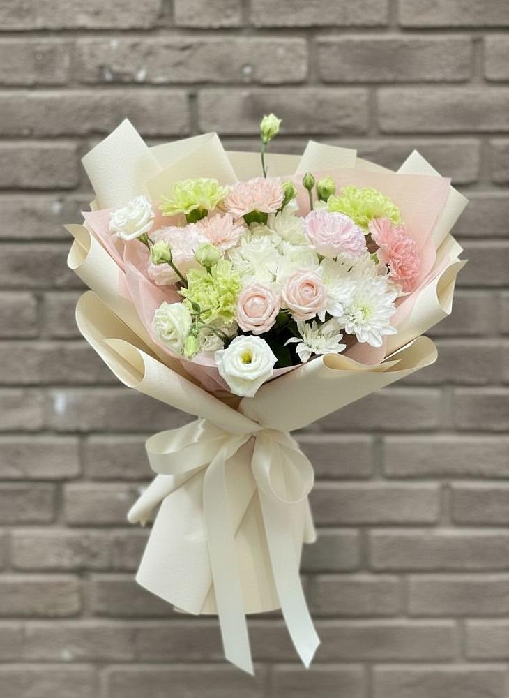 Букет цветов из: Гвоздики, Розы, Лизиантусы и Хризантемы в Камышине