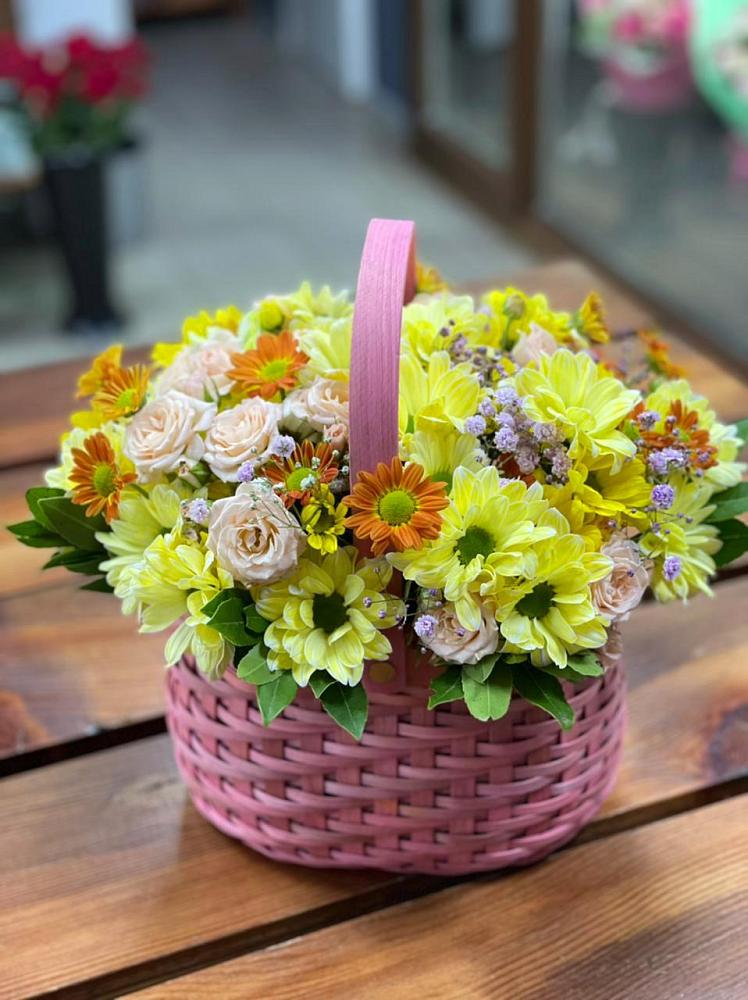 Цветочная композиция из Хризантемы и Розы в корзине в Камышине