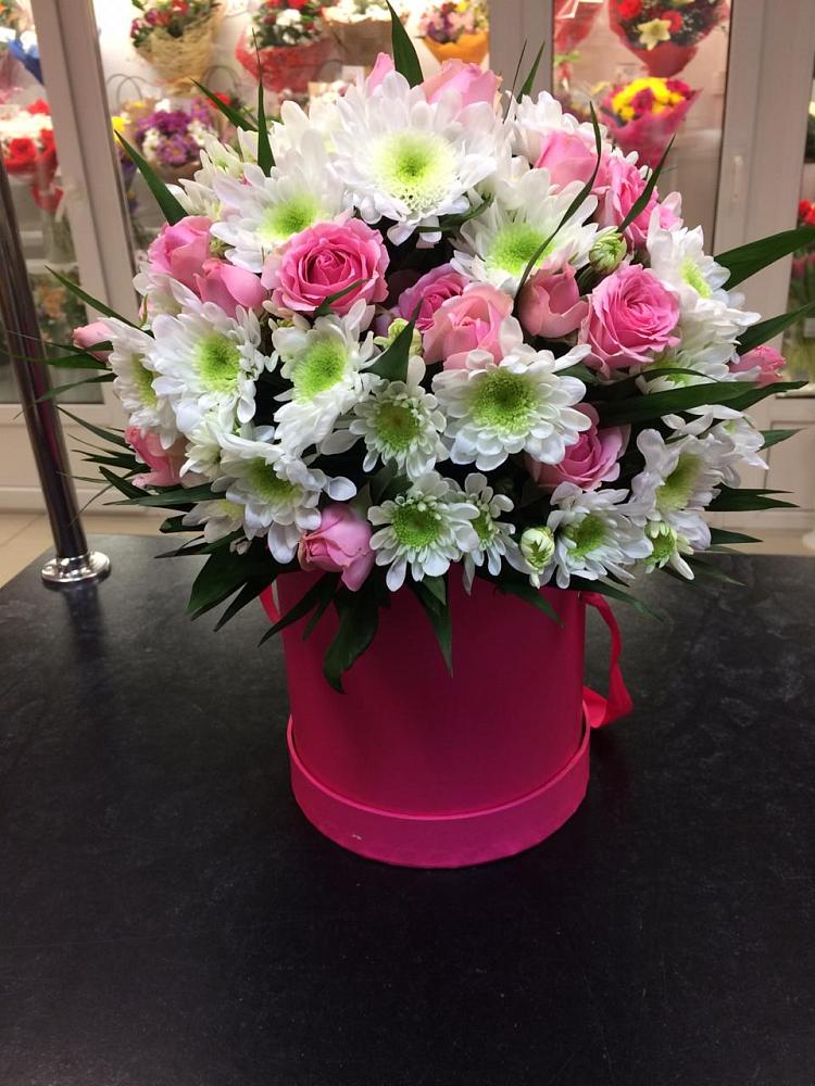 Цветочная композиция из Розы и Хризантемы в шляпной коробке в Камышине