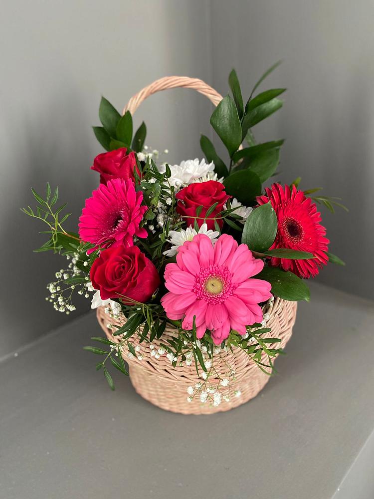 Цветочная композиция из Розы, Хризантемы и Герберы в корзине в Камышине