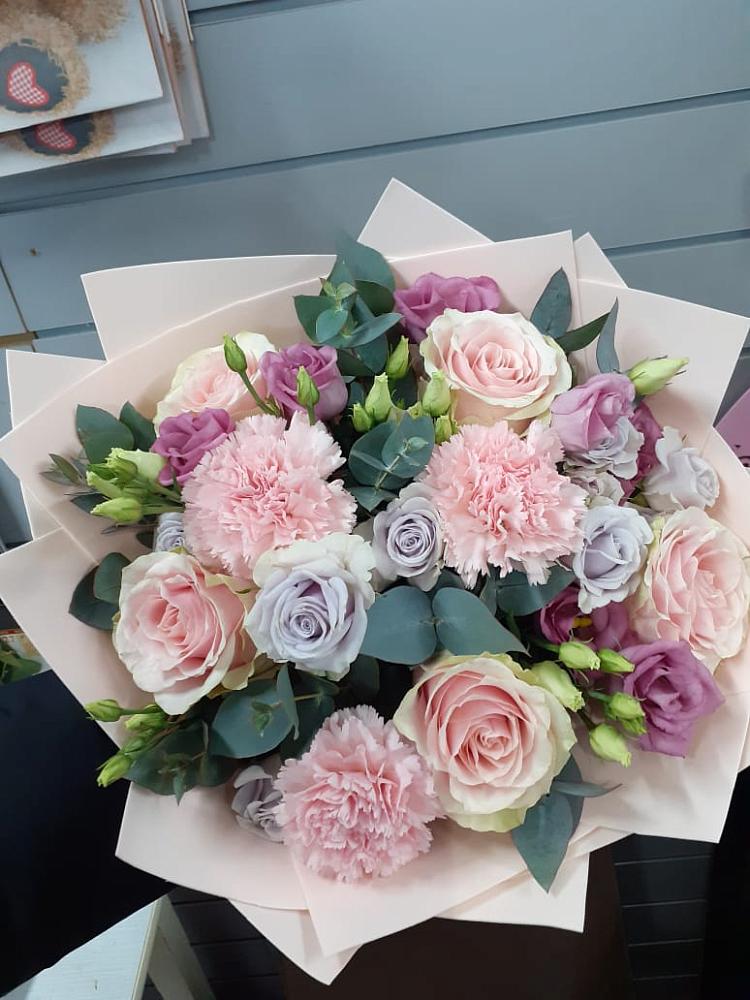 Букет цветов из: Розы, Гвоздики и Лизиантусы в Камышине